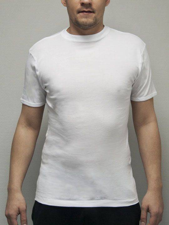 Мужская футболка с высоким вырезом горловины